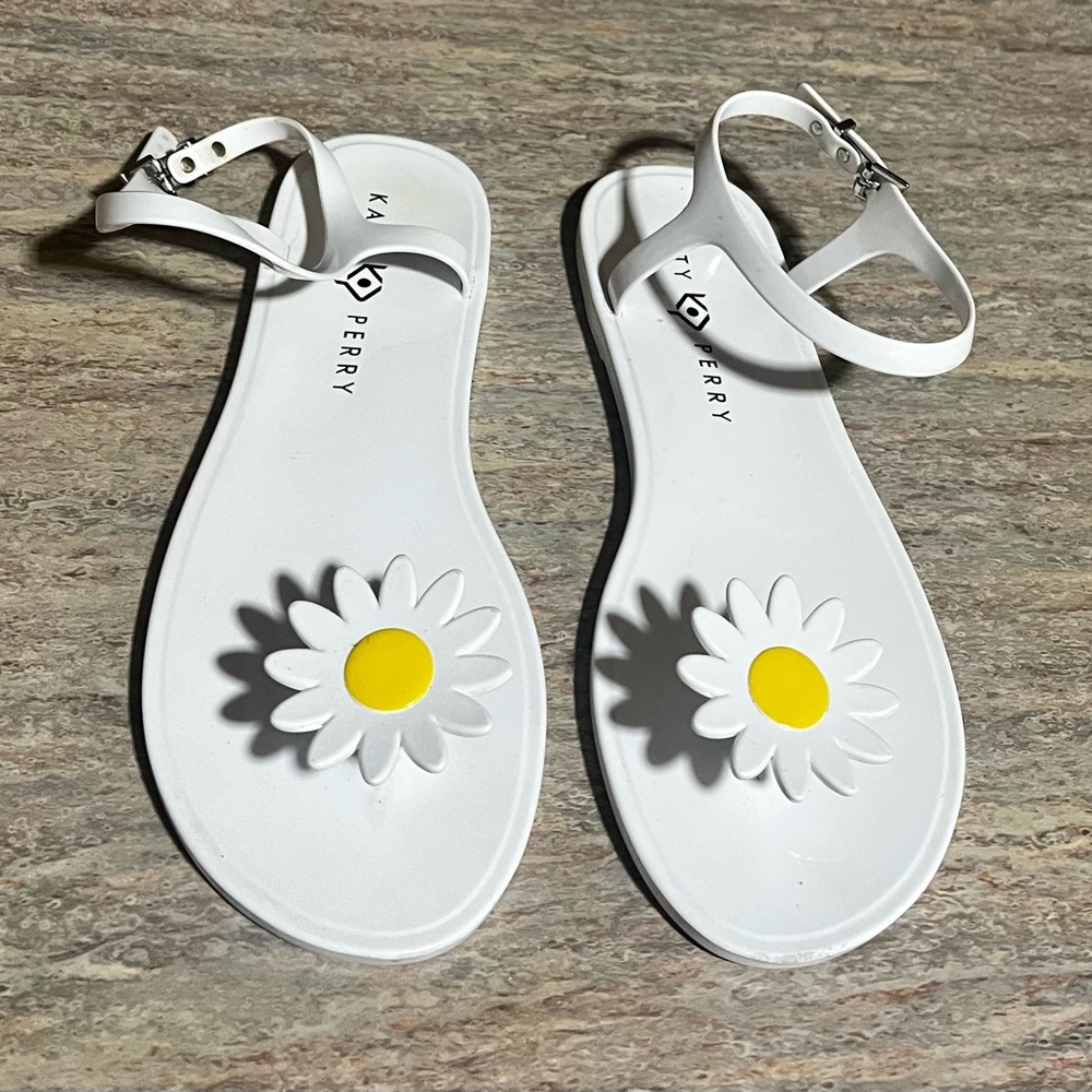 Katy Perry Collections White Sandals with Yellow and white Daisy